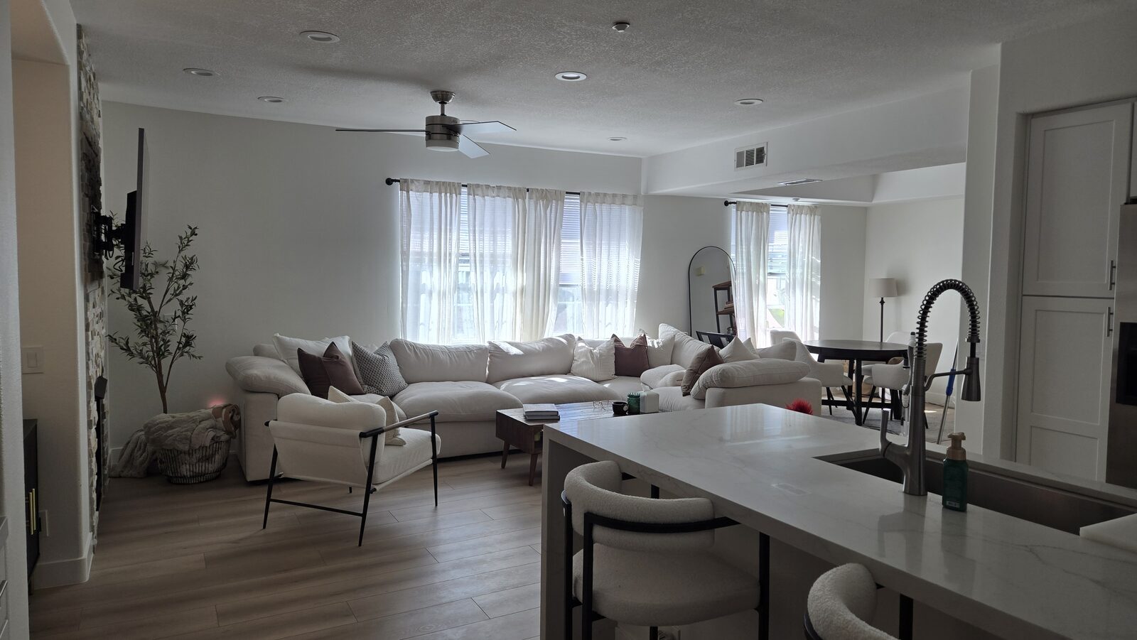 Tidy, freshly cleaned living room and kitchen